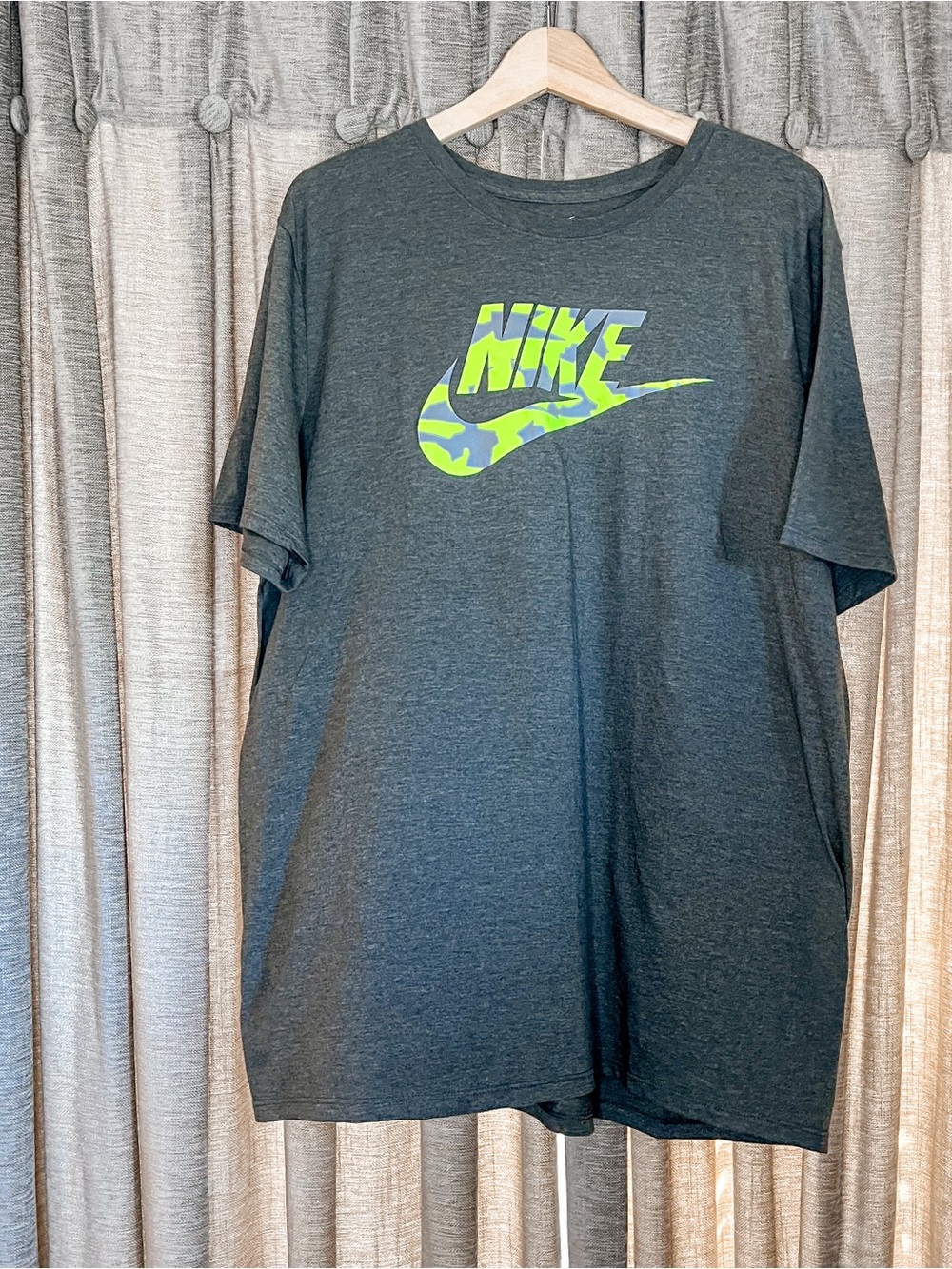 Nike Dark Gray Short Sleeve Tee with Neon Green Pattern Swoosh Size Extra Large